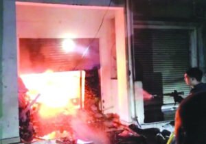 ऋषिकेश में कबाड़ी की दुकान में लगी आग, जले हुए हालत में मिला युवक का शव