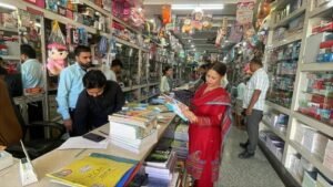 लालकुआं में बुक डिपो पर छापा: स्कूलों पर मनमानी का आरोप, बिना GST बिल के किताबें बेचने का खुलासा