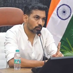 गंगा संरक्षण कार्यों में ढिलाई पर डीएम का कड़ा रुख, अधिकारियों को चेतावनी